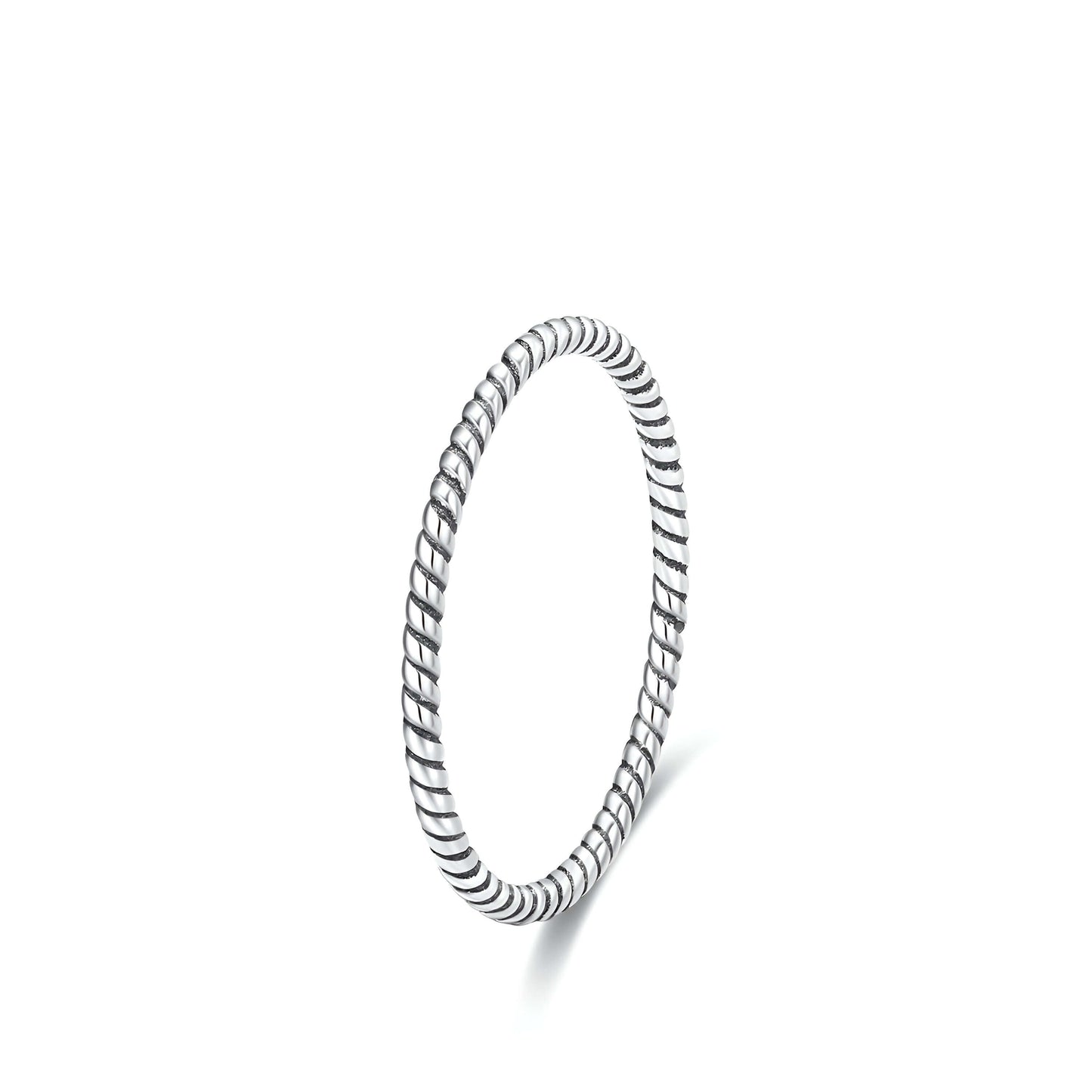 Alliance fine torsadée en argent 925 rhodié sur fond blanc.