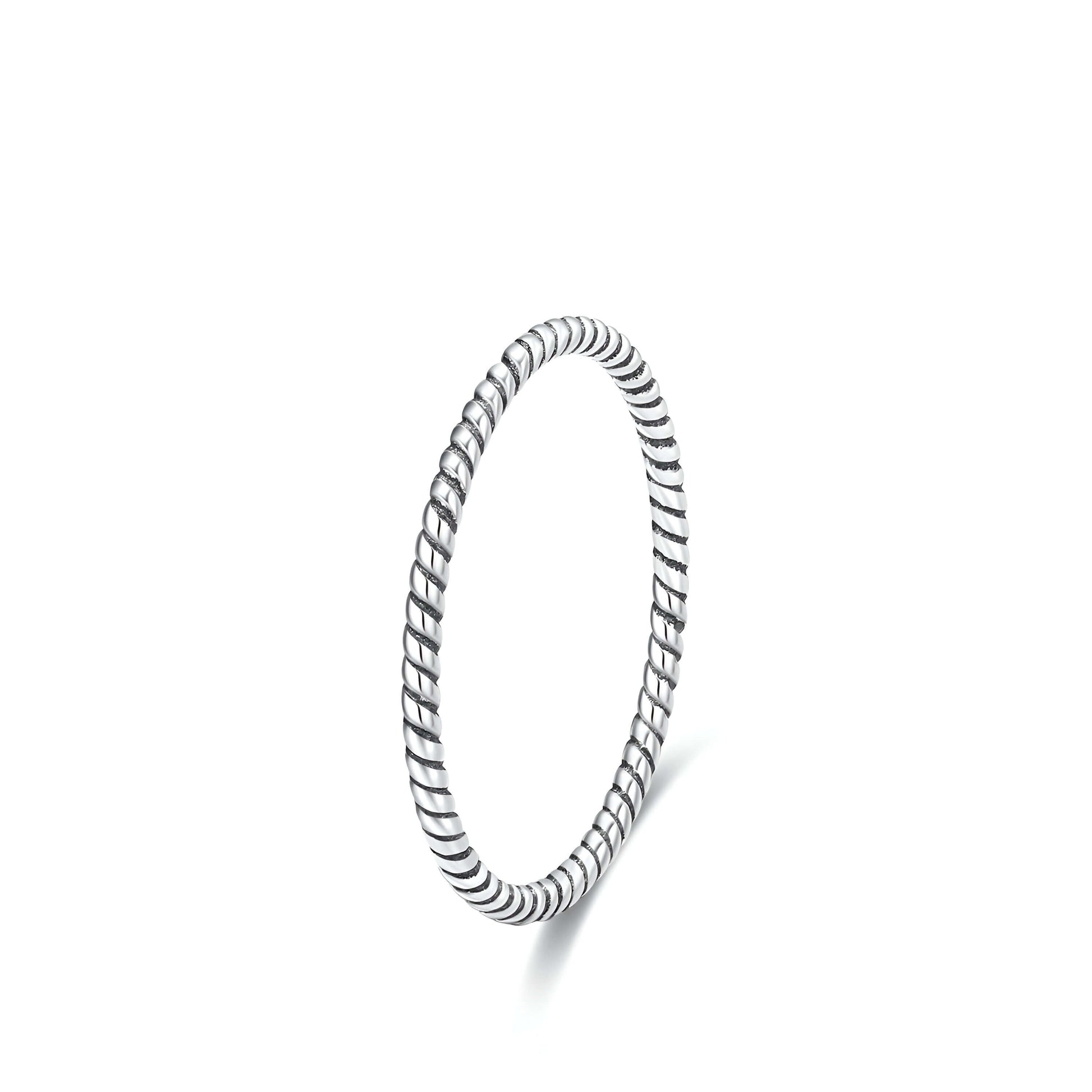 Alliance fine torsadée en argent 925 rhodié sur fond blanc.