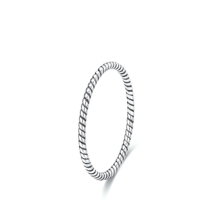 Alliance fine torsadée en argent 925 rhodié sur fond blanc.