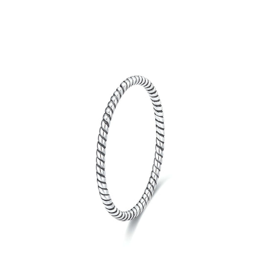 Alliance fine torsadée en argent 925 rhodié sur fond blanc.
