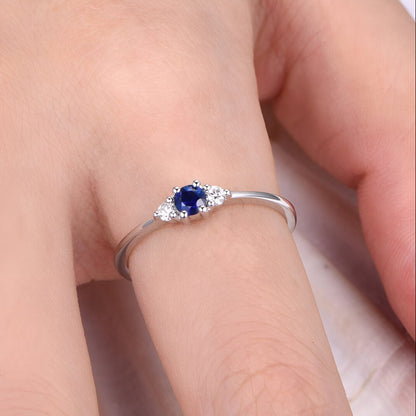 Alliance fine en or blanc et diamants naturels portée au doigt d'une femme.