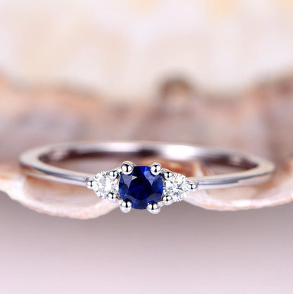 Alliance fine en or blanc et diamants naturels vue de face.