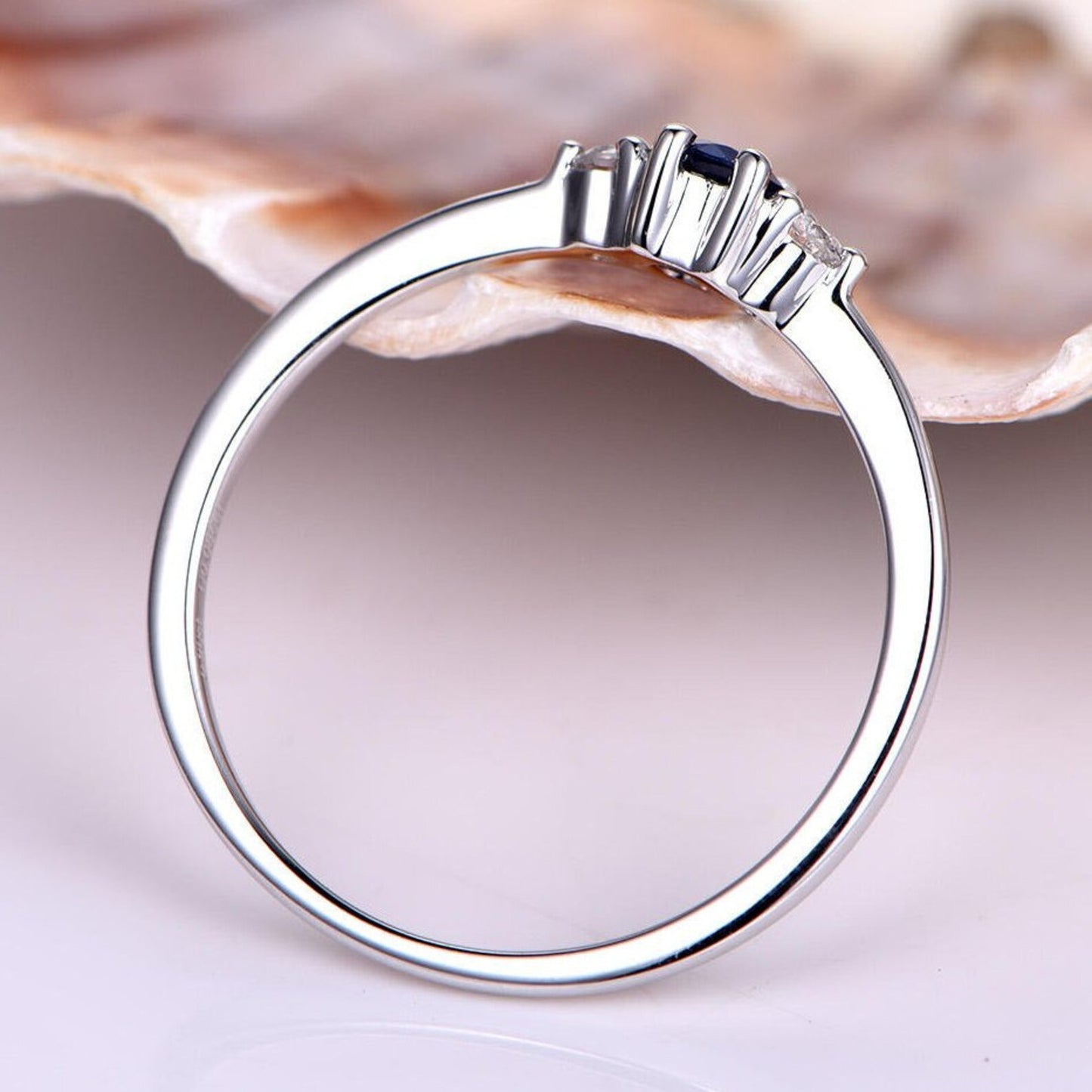 Alliance fine en or blanc et diamants natutels vue latérale.