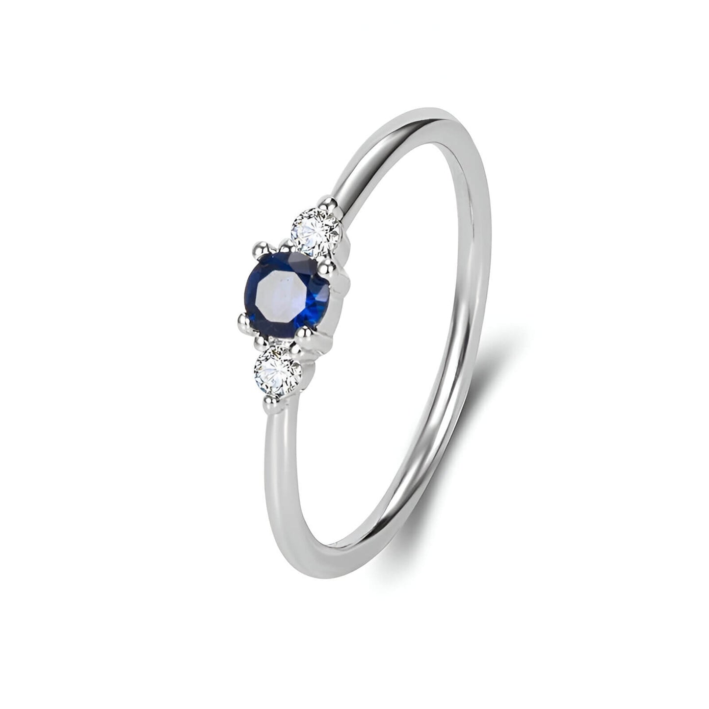 Alliance fine en or blanc et diamants naturels sur fond blanc.