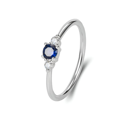 Alliance fine en or blanc et diamants naturels sur fond blanc.