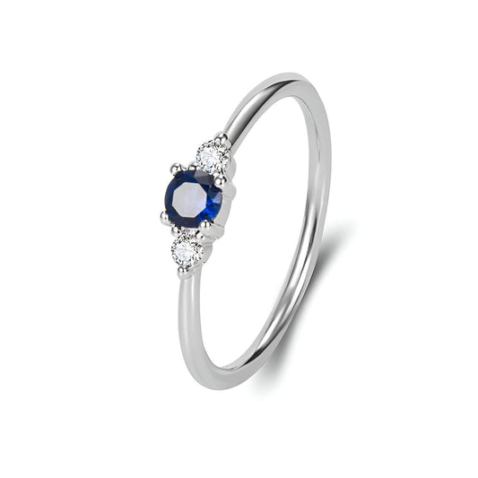 Alliance fine en or blanc et diamants naturels sur fond blanc.