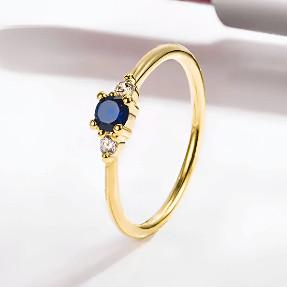 Alliance fine en or jaune et diamants naturels debout.