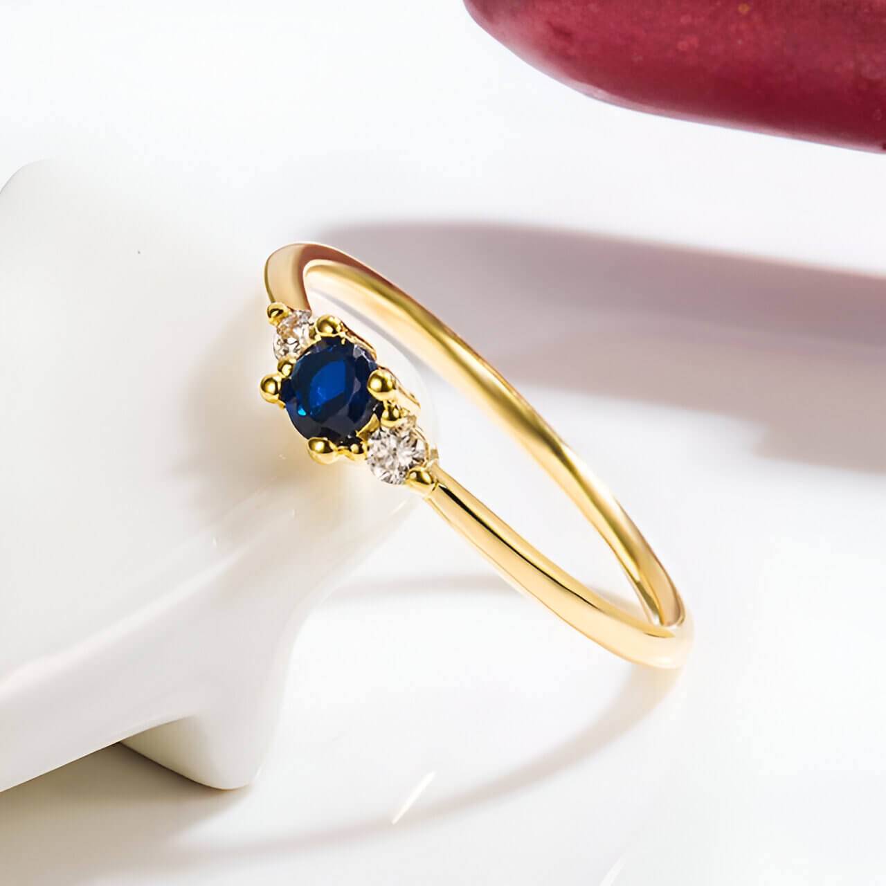 Alliance fine en or jaune et diamants naturels posée.