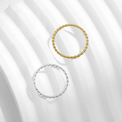 Variantes de l'alliance fine twistée Evelisya en argent 925 plaqué or jaune chaleureux ou plaqué or blanc délicat vue du dessus.
