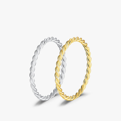 Variantes de l'alliance fine twistée Evelisya en argent 925 plaqué or jaune ou plaqué or blanc debout.