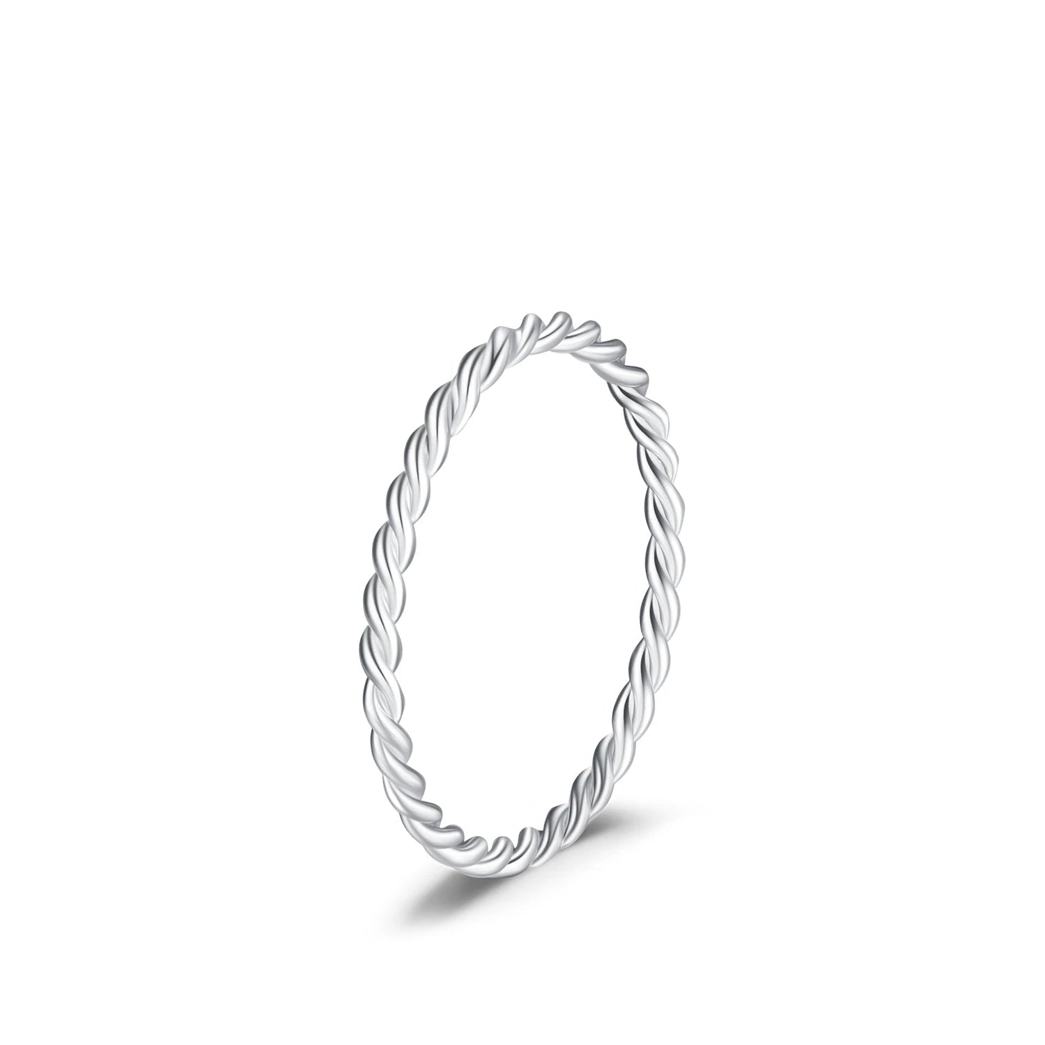 Alliance fine twistée Evelisya en argent 925 plaqué or blanc sur fond blanc.