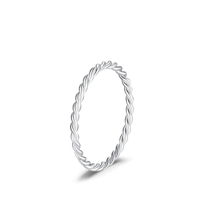 Alliance fine twistée Evelisya en argent 925 plaqué or blanc sur fond blanc.