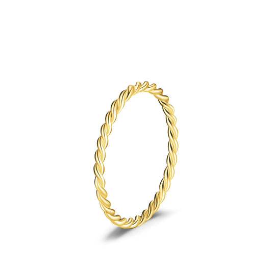 Alliance fine twistée Evelisya en argent 925 plaqué or jaune sur fond blanc.