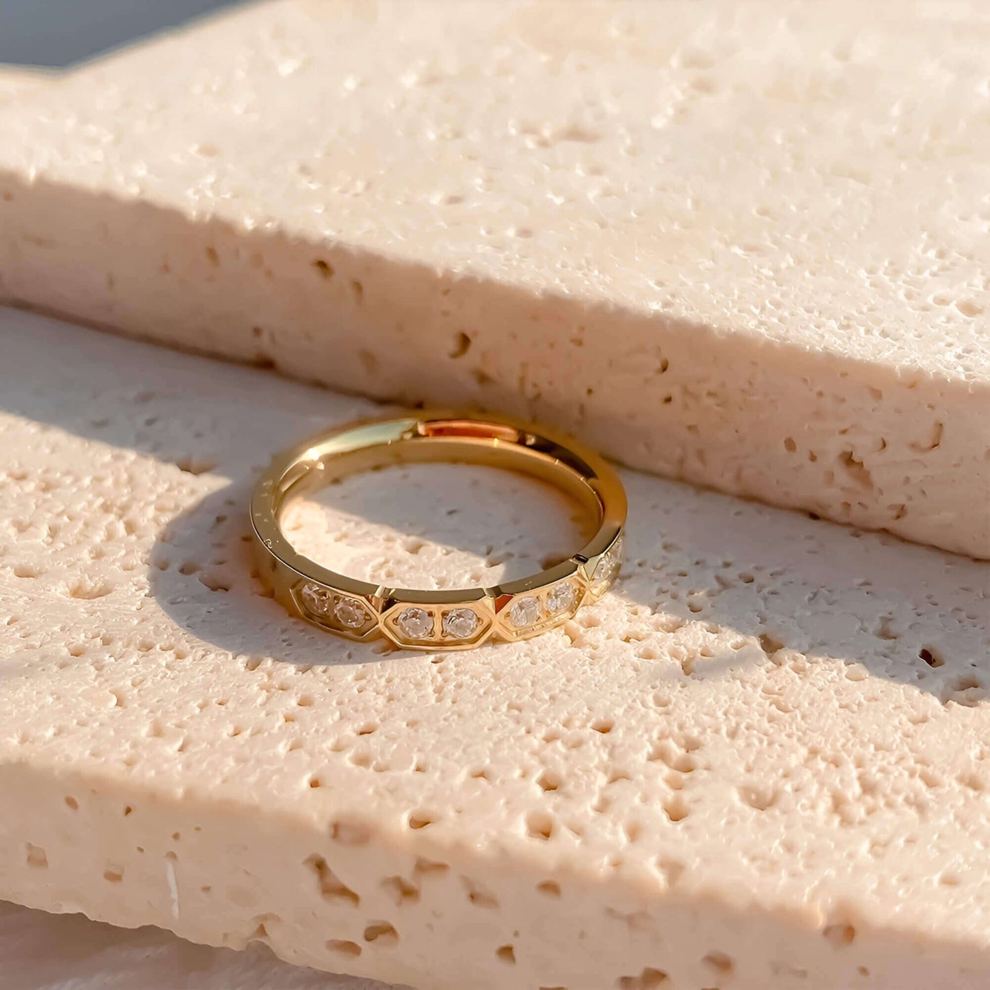 Alliance gravée alvéolée en acier inoxydable et or jaune sertie de cristaux vue de côté.