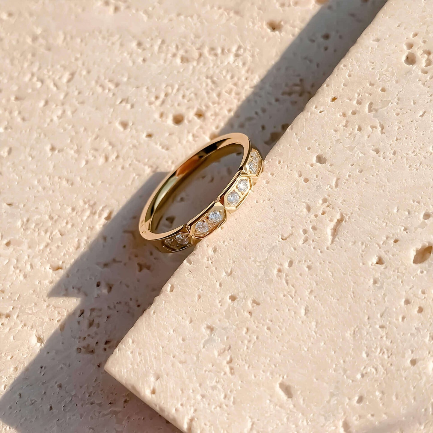 Alliance gravée alvéolée en acier inoxydable et or jaune sertie de cristaux vue du dessus.