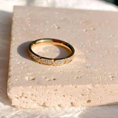 Alliance gravée alvéolée en acier inoxydable et or jaune sertie de cristaux à plat.