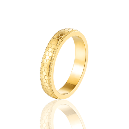 Alliance gravée en acier inoxydable et or jaune sur fond blanc.