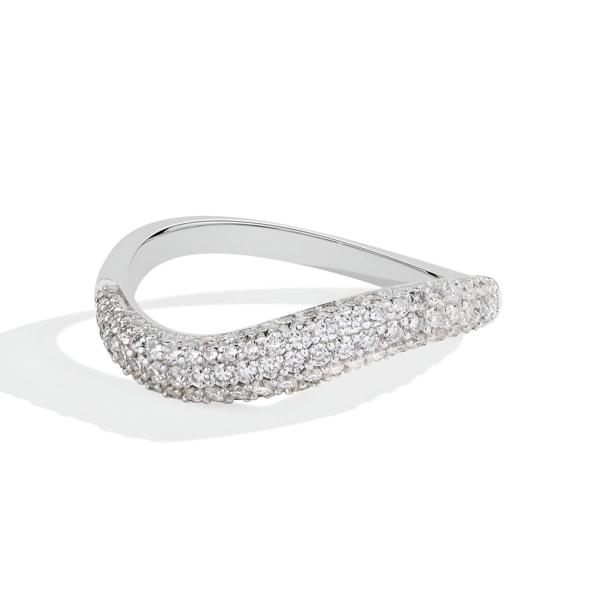 Alliance incurvée pavée de diamants en argent sterling 925 plaqué or blanc vue de face.