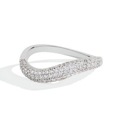 Alliance incurvée pavée de diamants en argent sterling 925 plaqué or blanc vue de face.