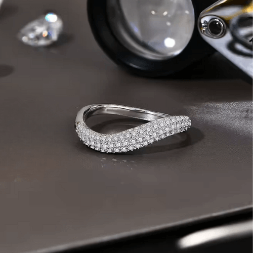Alliance incurvée pavée de diamants en argent 925 plaqué or blanc délicat à plat.
