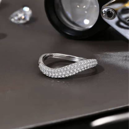 Alliance incurvée pavée de diamants en argent 925 plaqué or blanc délicat à plat.
