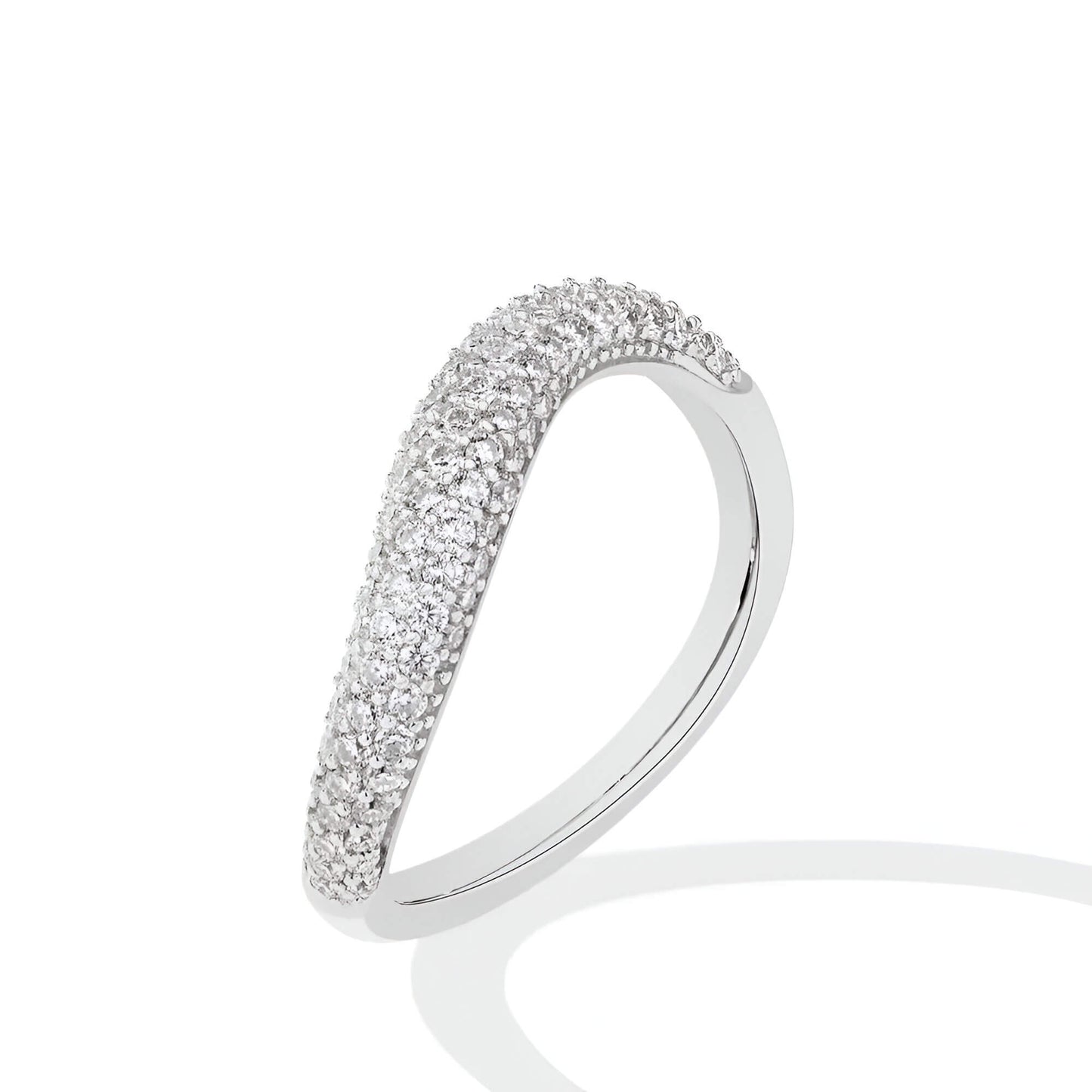 Alliance incurvée pavée de diamants en argent 925 plaqué or blanc sur fond blanc.