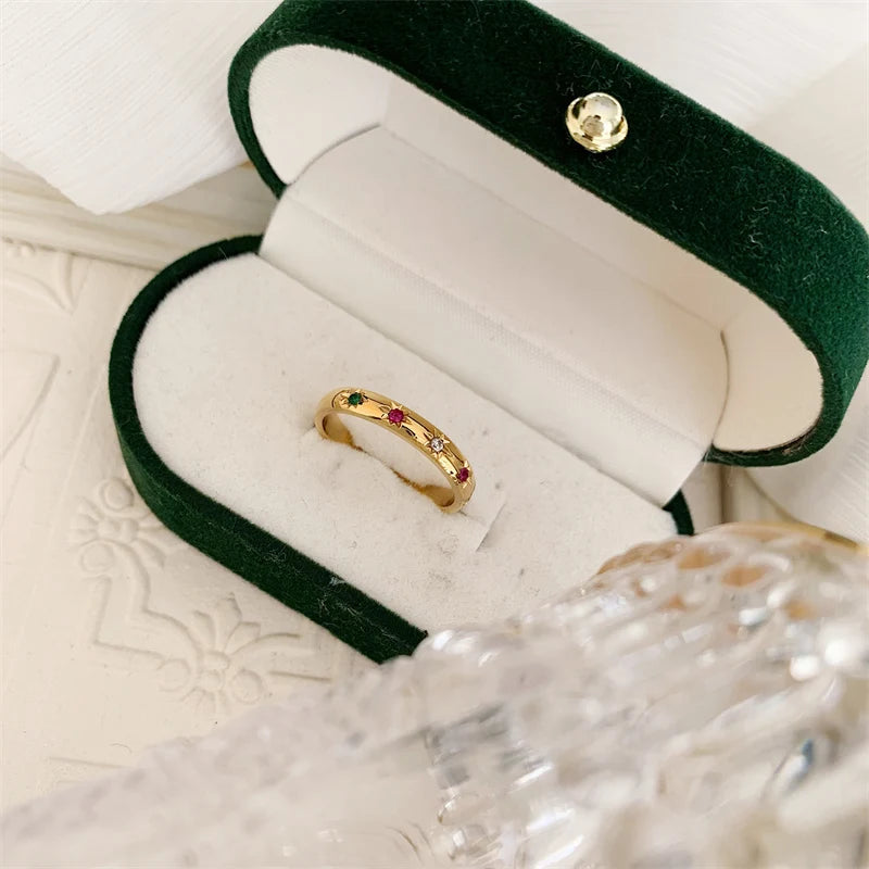 Alliance jonc soleil en acier doré sertie de diamants naturels dans son écrin.