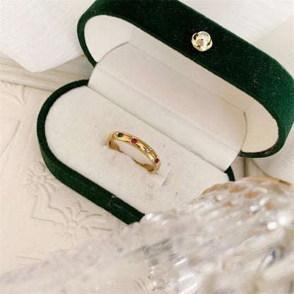 Alliance jonc soleil en acier doré sertie de diamants naturels dans son écrin.