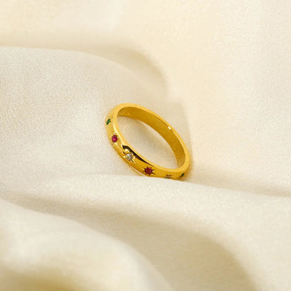 Alliance jonc soleil en acier doré sertie de diamants naturels à plat.