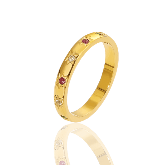 Alliance jonc soleil en acier doré sertie de diamants naturels sur fond blanc.