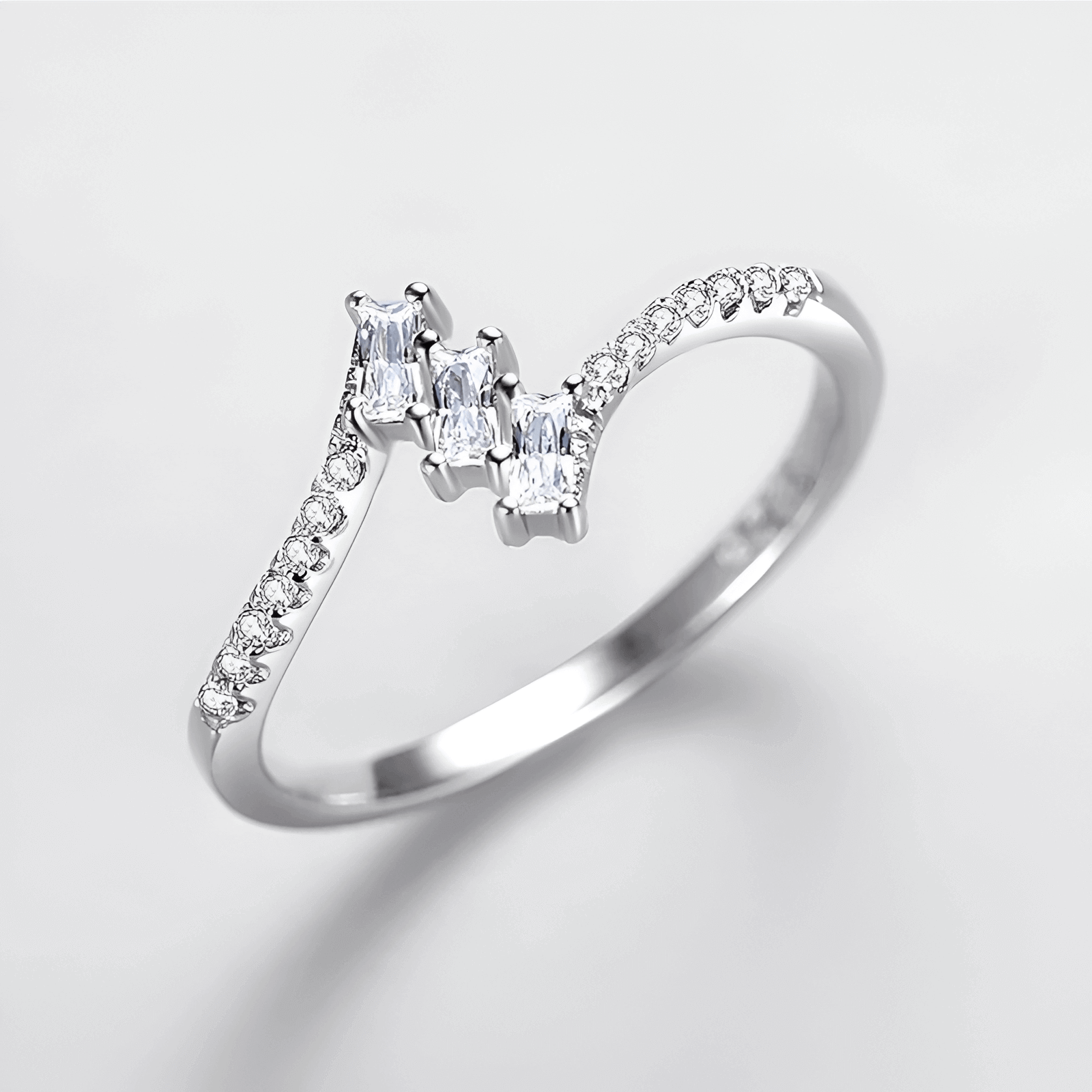 Vue de dessus de la bague Jonction en or blanc 14K et diamants zirconium éclatants. Alliance pour femme en argent 925 parfaite pour un mariage ou une union durable.