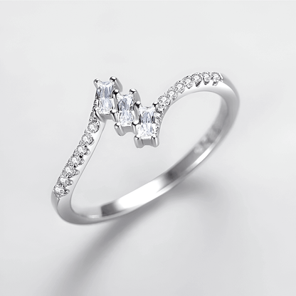 Vue de dessus de la bague Jonction en or blanc 14K et diamants zirconium éclatants. Alliance pour femme en argent 925 parfaite pour un mariage ou une union durable.