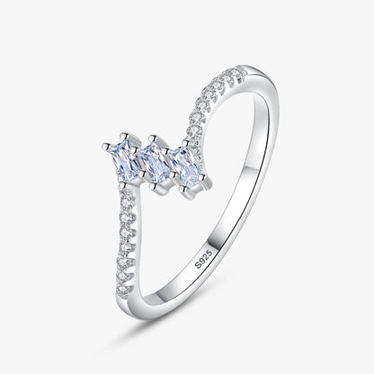 Alliance Jonction de Diamants en argent 925 pour femme sur fond blanc lumineux. Bague en or blanc 14K et diamant zirconium scintillant