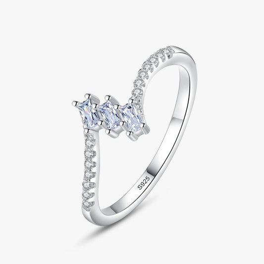 Alliance Jonction de Diamants en argent 925 pour femme sur fond blanc lumineux. Bague en or blanc 14K et diamant zirconium scintillant