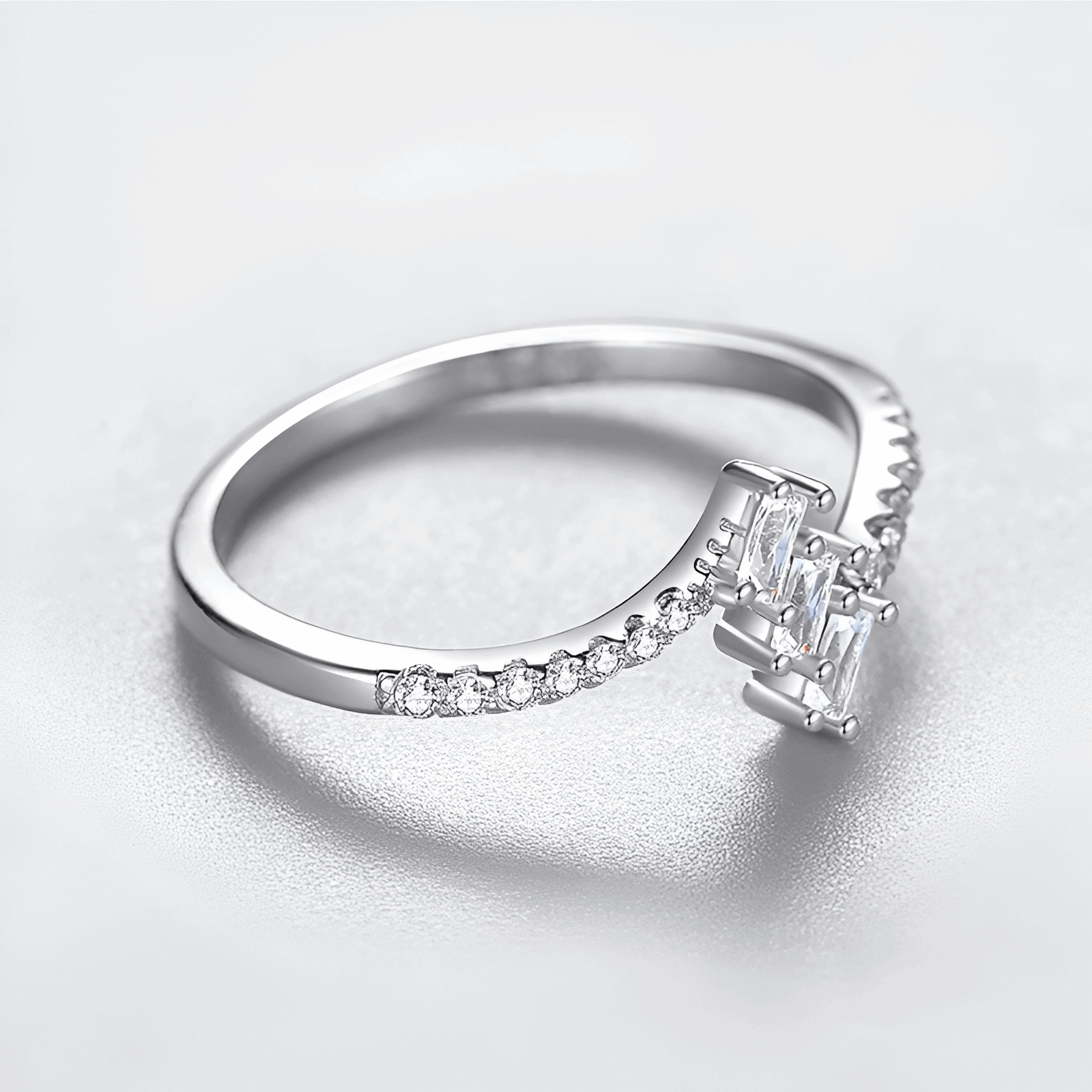 Alliance Jonction de Diamants zirconium brillants vue de 3/4. Bague en or blanc 14K et argent sterling 925 pour femme