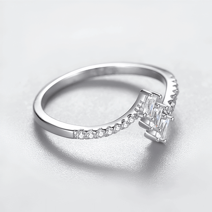 Alliance Jonction de Diamants zirconium brillants vue de 3/4. Bague en or blanc 14K et argent sterling 925 pour femme