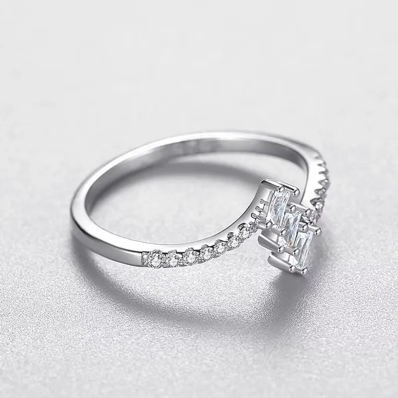 Alliance liaison en agrent rhodié et diamants naturels en zircon vue de côté.