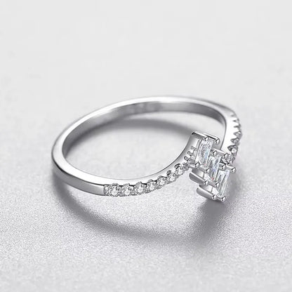 Alliance liaison en agrent rhodié et diamants naturels en zircon vue de côté.