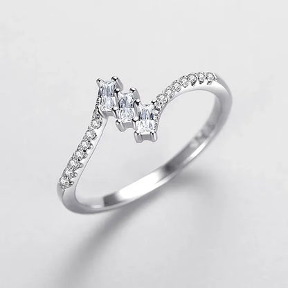 Alliance liaison Andromeda en argent sterling 925 rhodié et diamants debout.