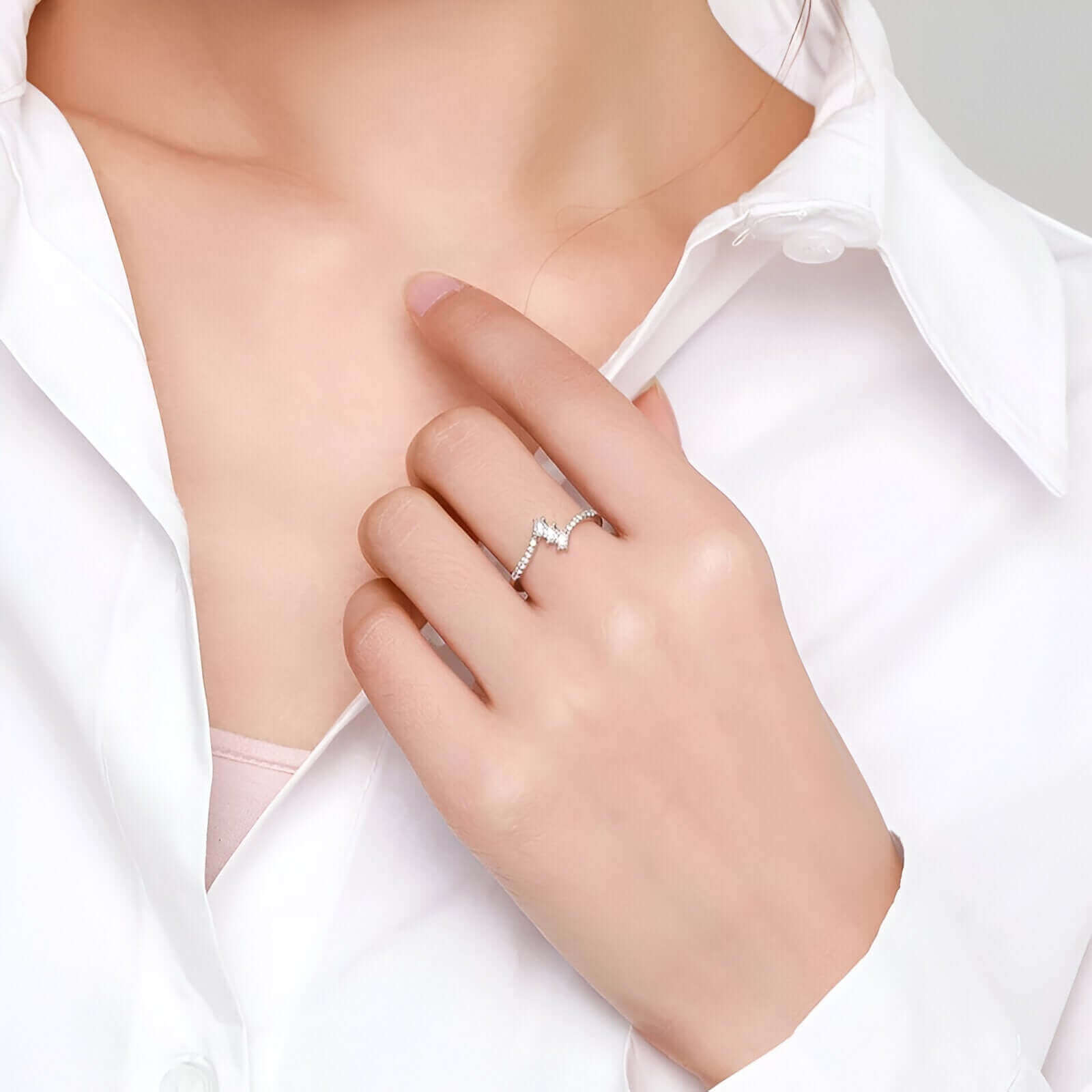 Alliance liaison Andromeda en argent 925 rhodié et diamants scintillants portée au doigt d'une femme vue de face.