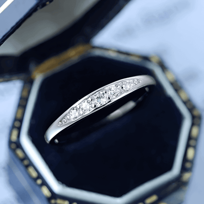 Vue de dessus de l’alliance Lignée de Diamants zirconium en argent 925 dans son écrin. Bague en or blanc 14K pour femme qui se marie.