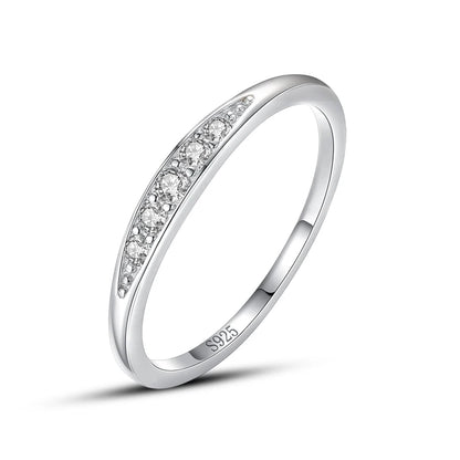 Alliance Lignée de Diamants zirconium en argent sterling 925 pour femme sur fond blanc. Bague de mariage en or blanc 14K