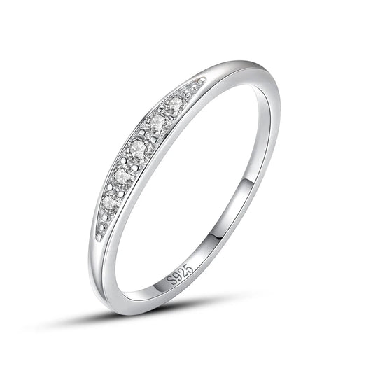 Alliance Lignée de Diamants zirconium en argent sterling 925 pour femme sur fond blanc. Bague de mariage en or blanc 14K