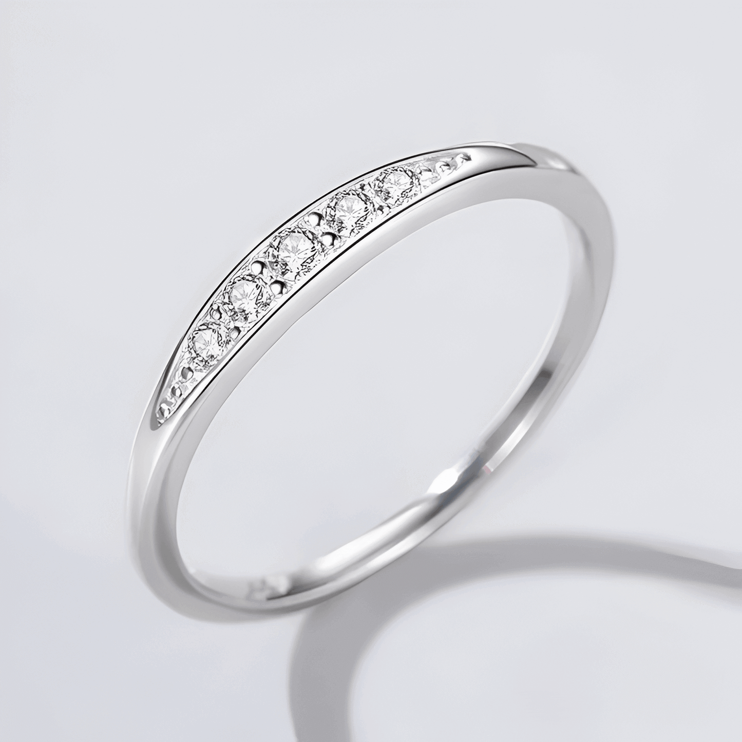 Alliance en argent 925 Lignée de Diamants zirconium vue de 3/4. Bague femme en or blanc 14K pour mariage en or
