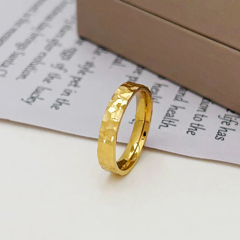 Alliance martelée style unique Lumeris en acier inoxydable plaqué or jaune 18K debout.