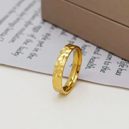 Alliance martelée style unique Lumeris en acier inoxydable plaqué or jaune 18K debout.