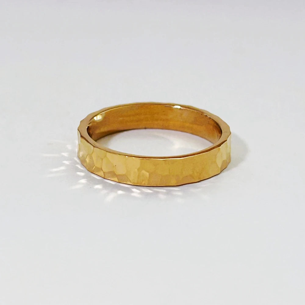 Alliance martelée style unique Lumeris en acier plaqué or jaune 18K lumineux à plat.