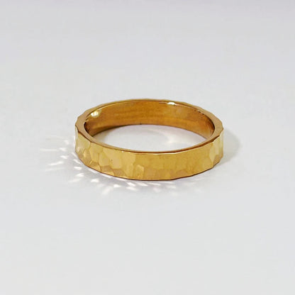 Alliance martelée style unique Lumeris en acier plaqué or jaune 18K lumineux à plat.