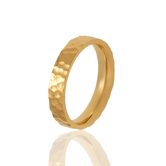 Alliance martelée style unique Lumeris en acier inoxydable 316L plaqué or jaune 18K sur fond blanc.
