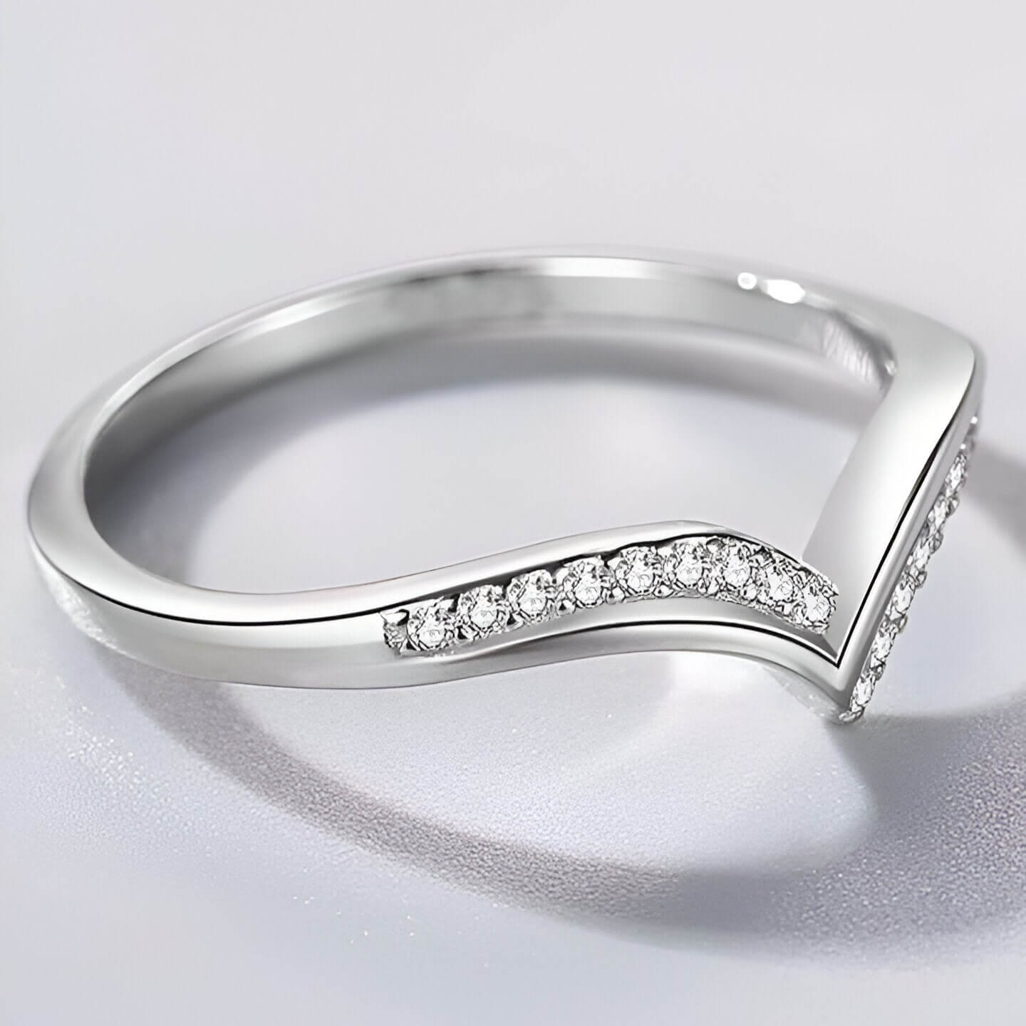 Alliance montée en or blanc et diamants naturels vue de côté.